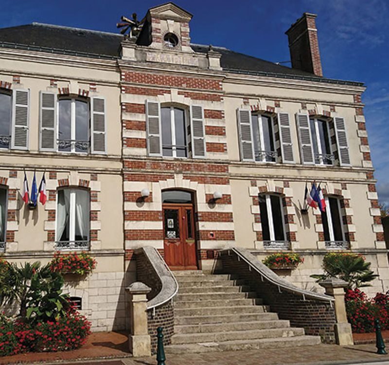 Façade de la mairie de Douchy-Montcorbon