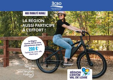 Jeune femme sur un vélo électrique induiquant les offres participatives de la Région pour l'achat des Vélos